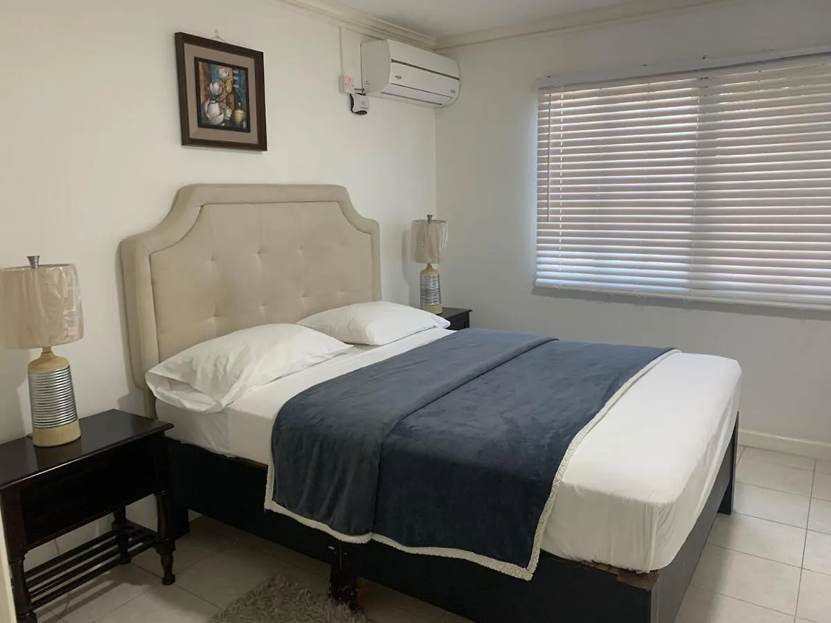 Kingston Serenity Suite - 2Br Gated Escape With Pool Feriehus