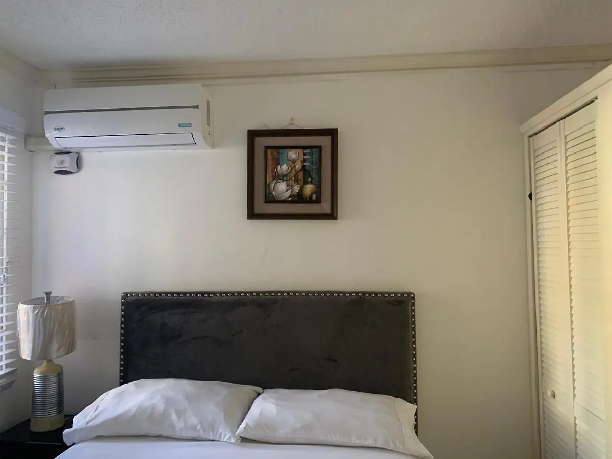 Feriehus Kingston Serenity Suite - 2Br Gated Escape With Pool Jamaica
