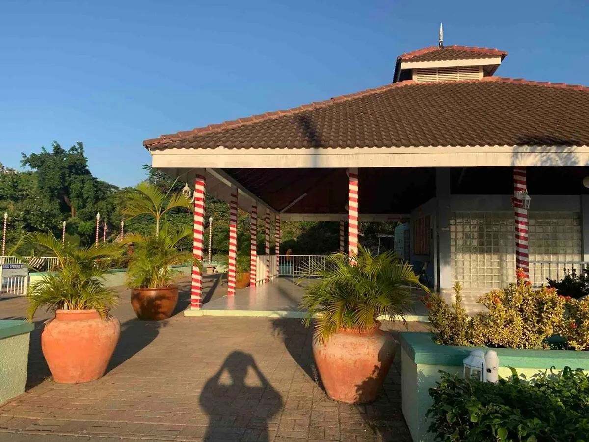 Feriehus Kingston Serenity Suite - 2Br Gated Escape With Pool