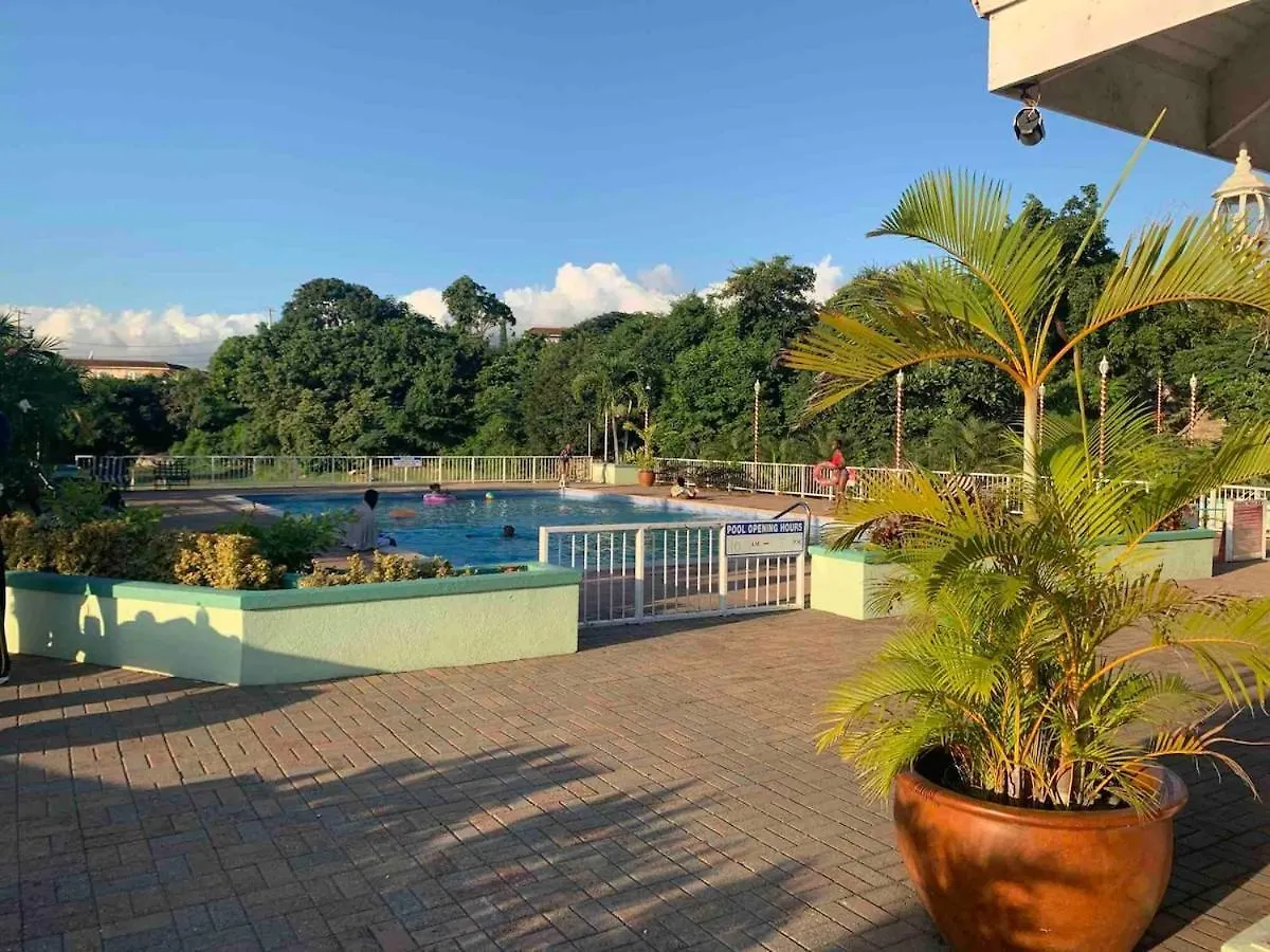 Kingston Serenity Suite - 2Br Gated Escape With Pool Feriehus