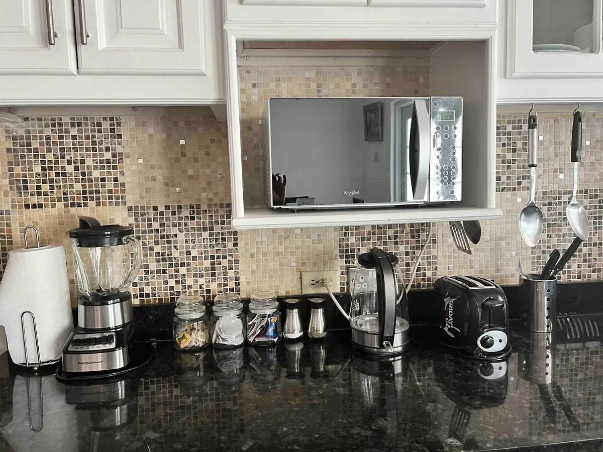 Kingston Serenity Suite - 2Br Gated Escape With Pool Feriehus
